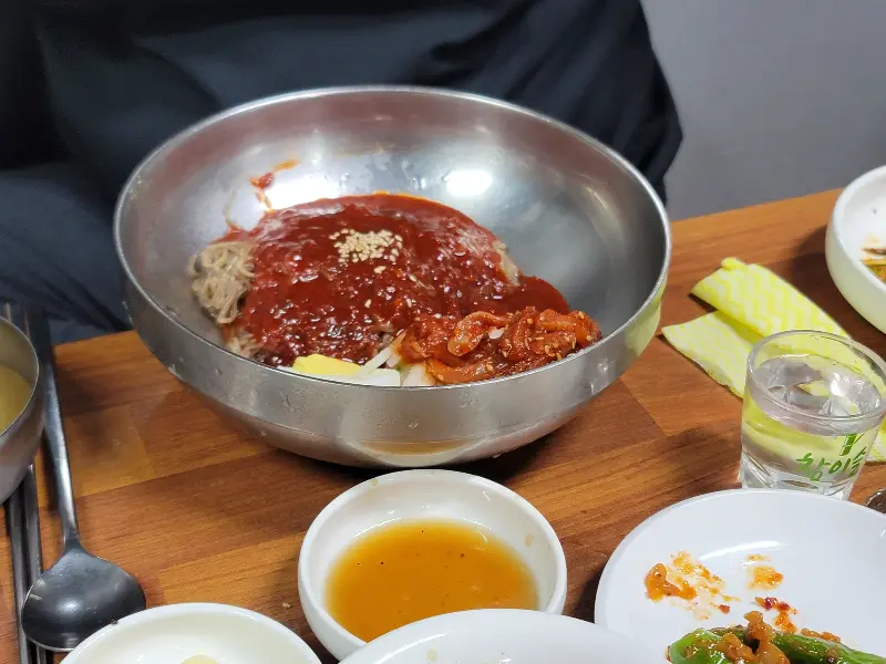 매콤달콤 비빔냉면