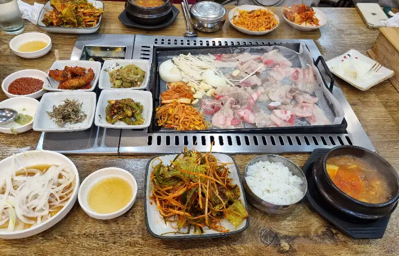 푸짐한 밑반찬과 삼겹살 한 상 차림