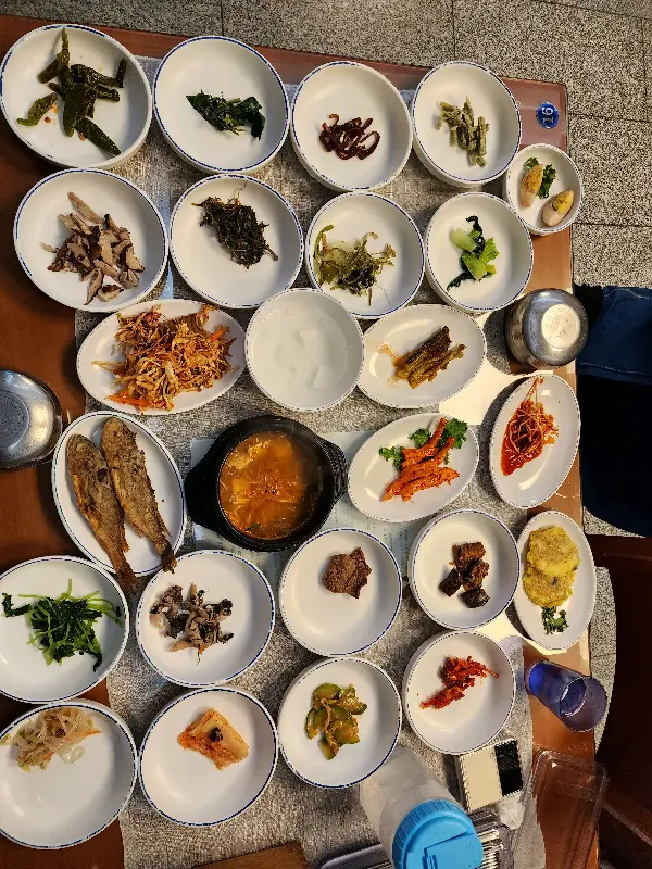 푸짐한 반찬 가짓수가 인상적인 덕림식당의 한 상 차림