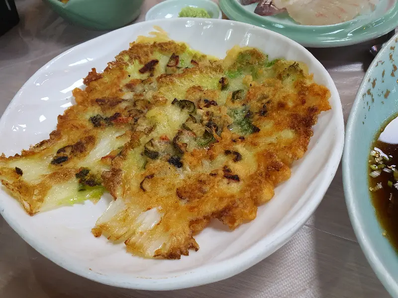 바삭하게 구워진 해물 부침개