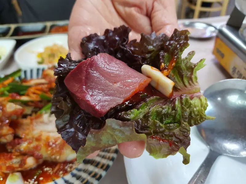 싱싱한 회 한 점을 쌈에 싸서