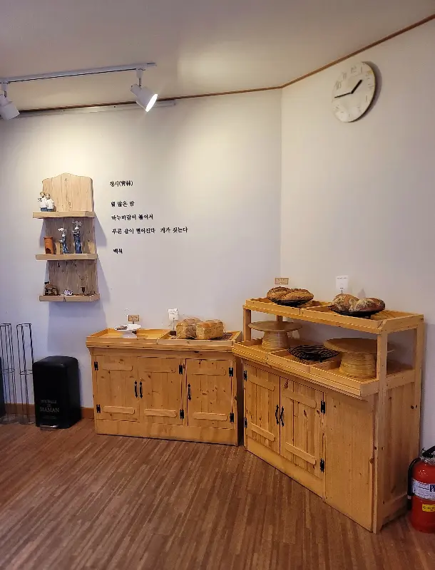 빵이 진열된 내부 모습