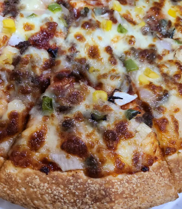 피자의 풍성한 토핑