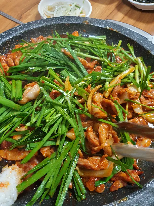 싱싱한 쌈 채소가 가득 담긴 모습