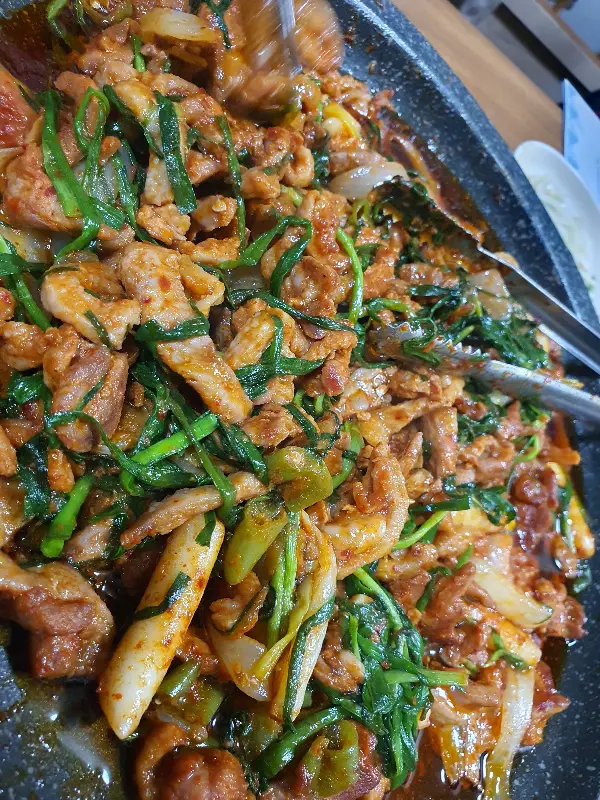 푸짐하게 담긴 제육볶음