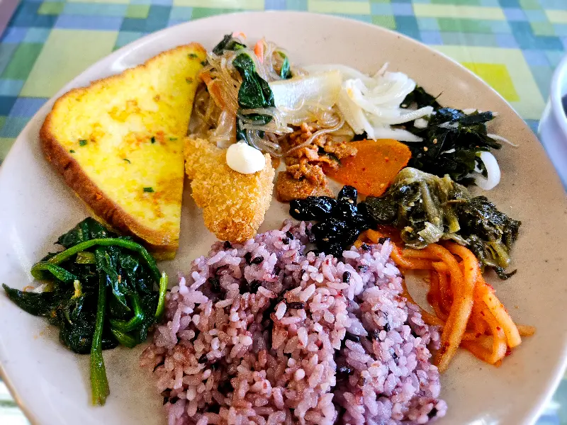 뷔페 메뉴의 한 상 차림