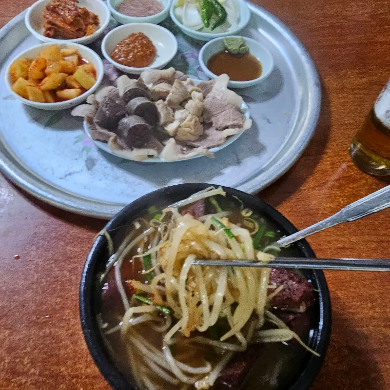 완도식당 돼지국밥 한 상 차림