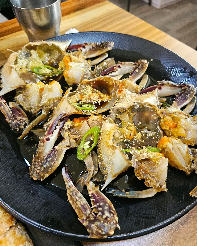 간장게장과 갈치구이, 밥 한 공기가 놓인 풍성한 식탁