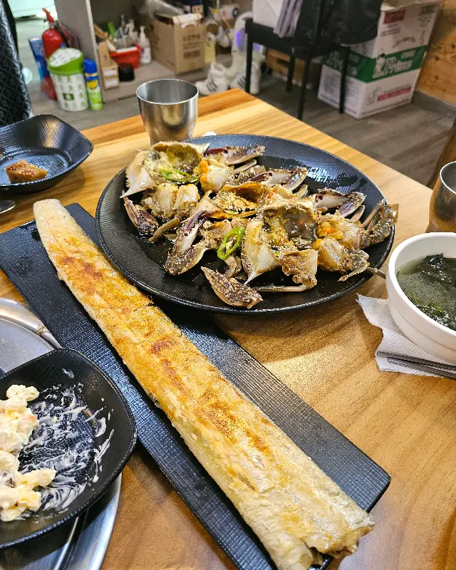 간장게장과 다양한 반찬들이 차려진 식탁 전경