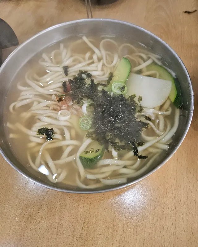 푸짐한 칼국수 한 그릇
