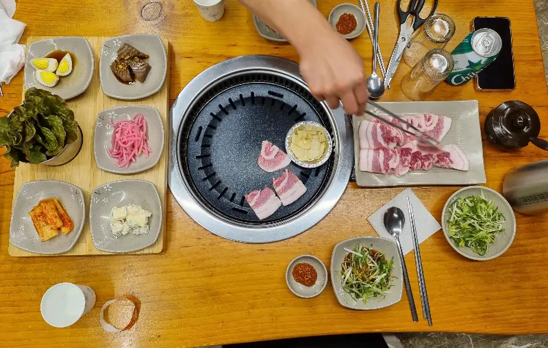 푸짐하게 차려진 밑반찬