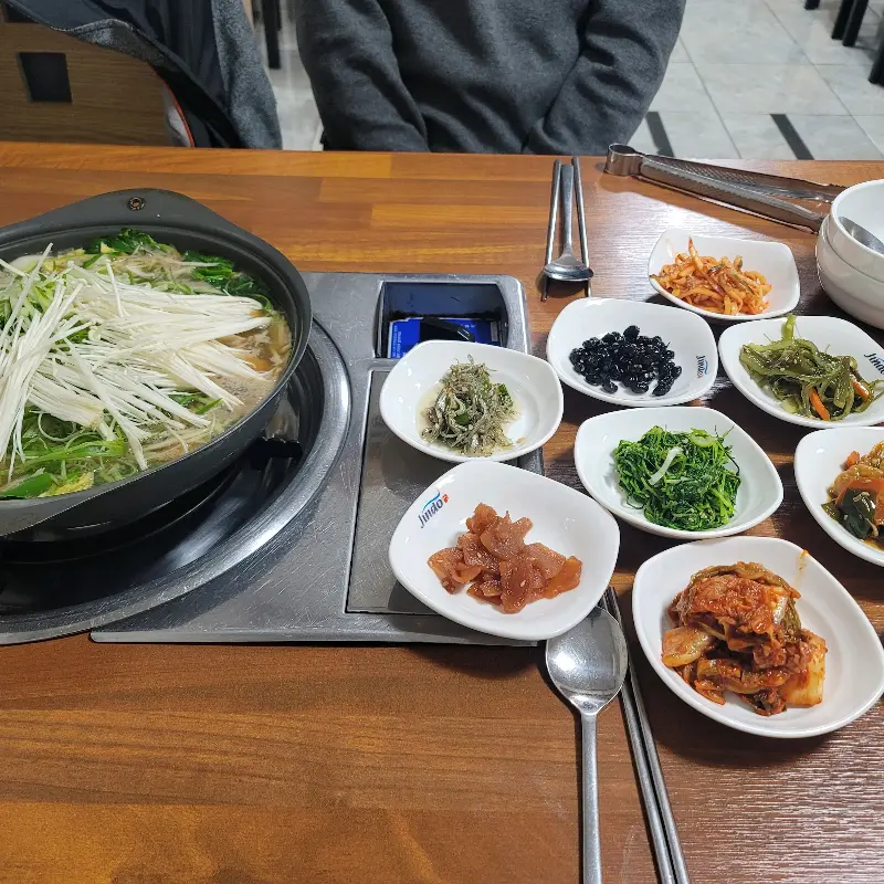 테이블 가득 차려진 반찬과 메인 요리의 푸짐한 한 상 차림