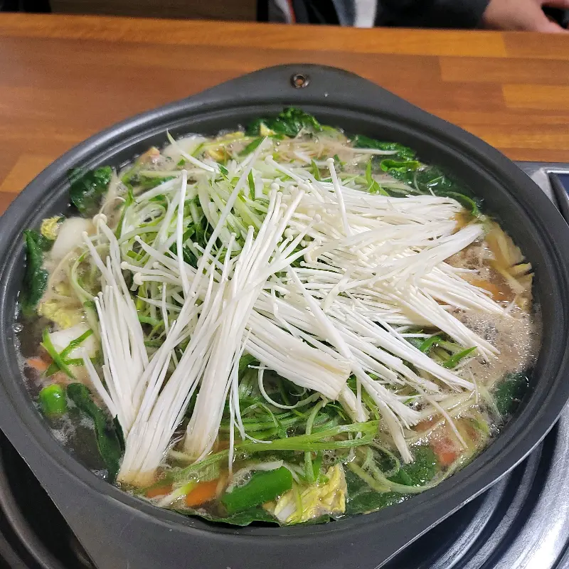 묵은지와 함께 끓여진 고등어조림의 클로즈업