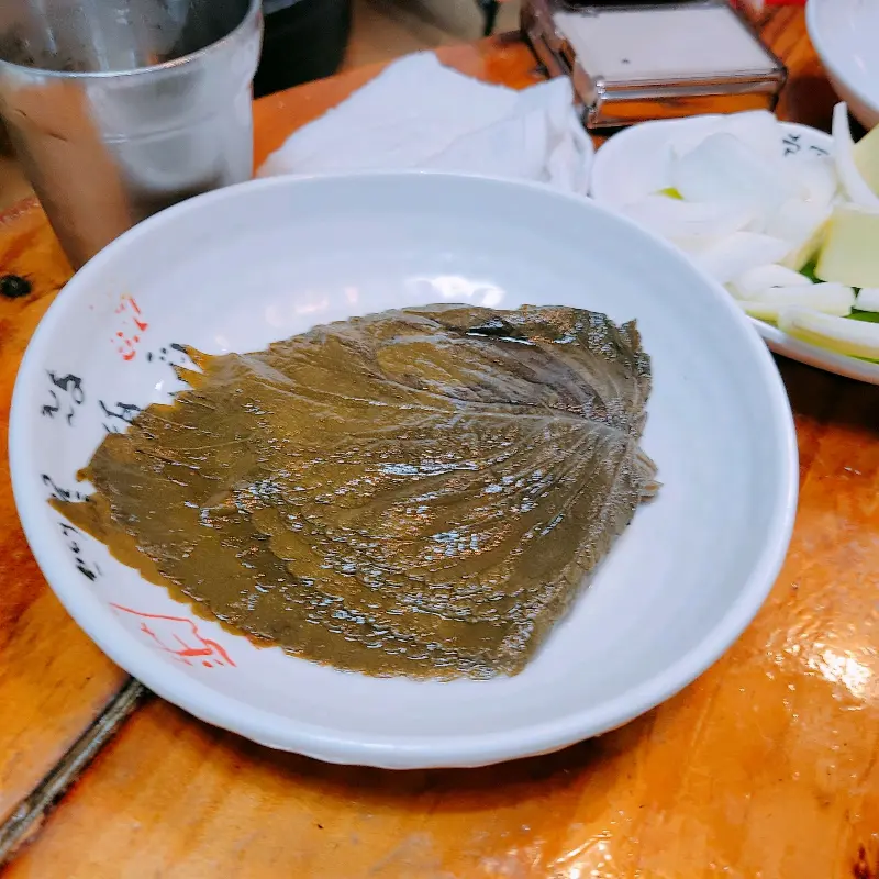 싱싱한 깻잎에 싸 먹는 꼼장어의 향긋한 풍미