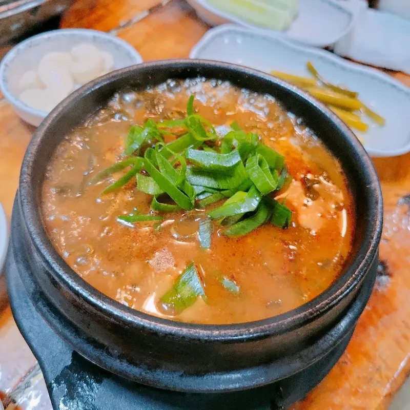 뜨끈하고 시원한 선지해장국의 깊은 맛