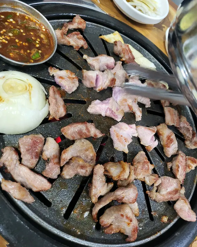 잘 익은 삼겹살과 멜젓