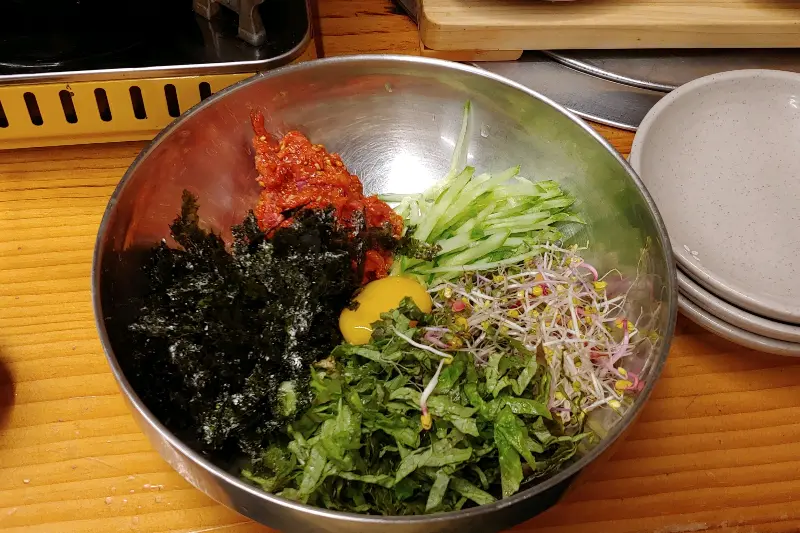 싱싱한 육회가 듬뿍 올려진 육회비빔밥