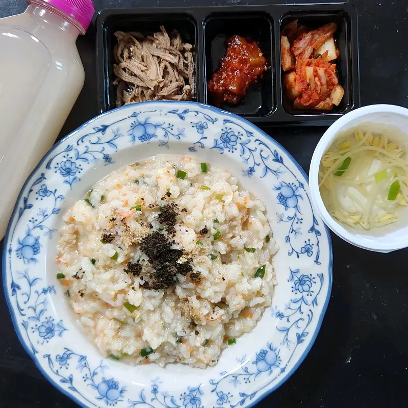포장해온 소고기야채죽과 반찬
