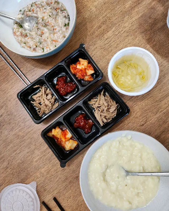 정갈한 반찬과 함께 놓인 전복죽