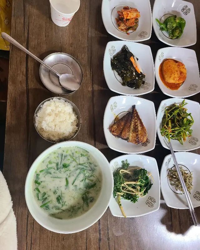 고디탕과 반찬들의 항공샷