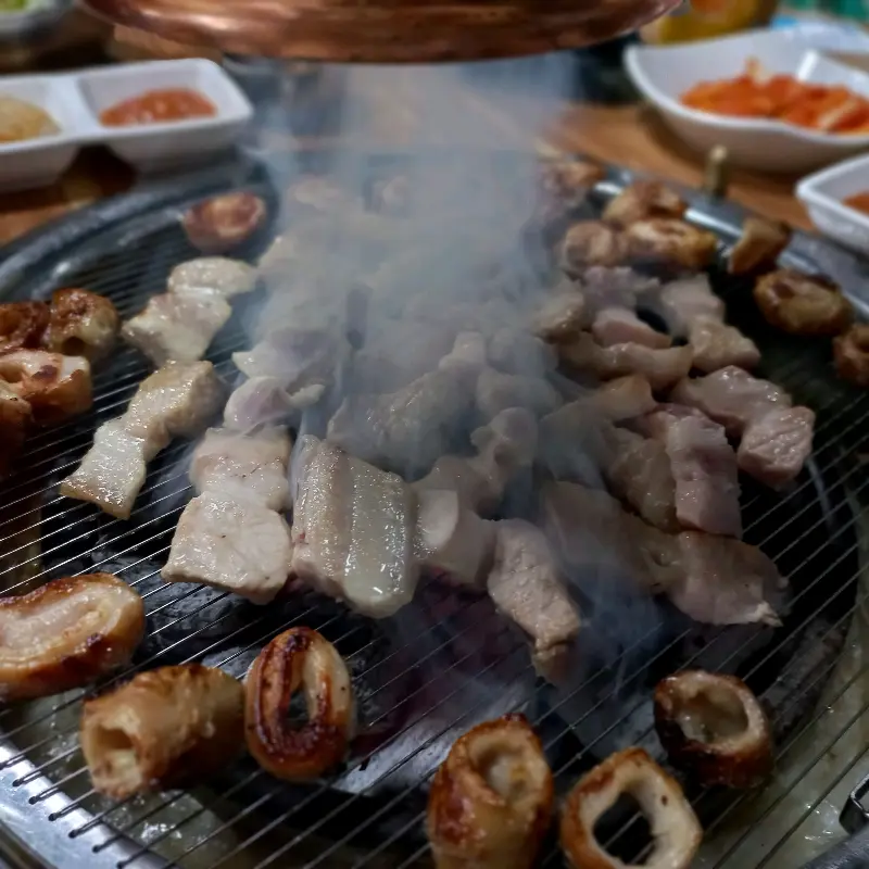 연기가 피어오르는 불판