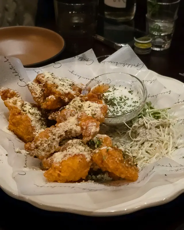 테이블 간 간격이 넓어 대화하기 좋다.