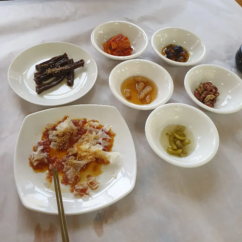 다양하고 정갈한 밑반찬