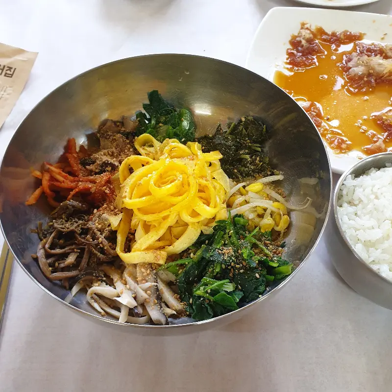 알록달록 색감으로 눈길을 사로잡는 산채비빔밥