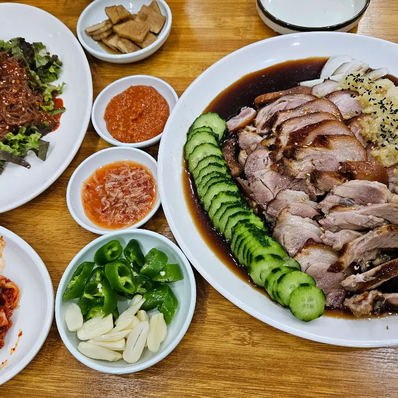 푸짐한 족발 한 상 차림