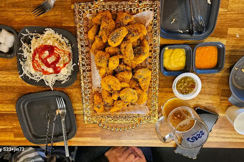 황금 접시에 담긴 치킨 한 상