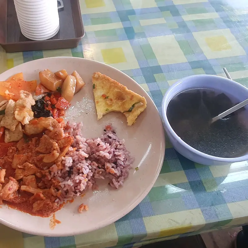 한 상 가득 차려진 뷔페 음식