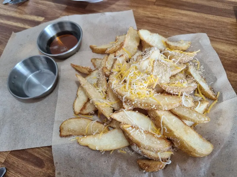 메이플 시럽이 곁들여진 웨지감자