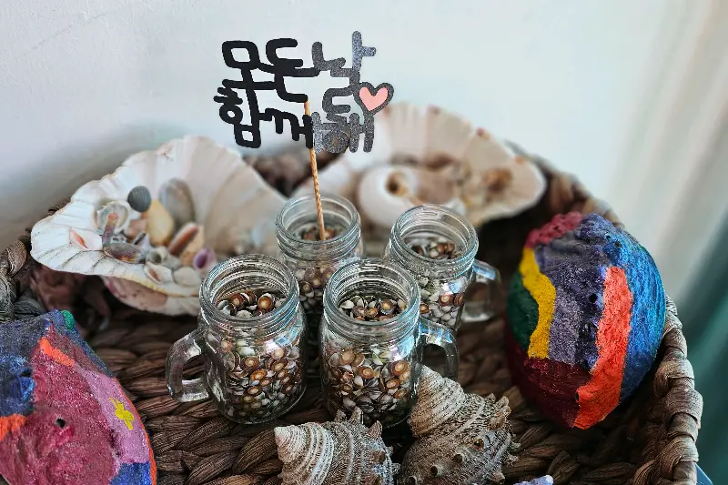 아기자기한 소품들로 꾸며진 내부