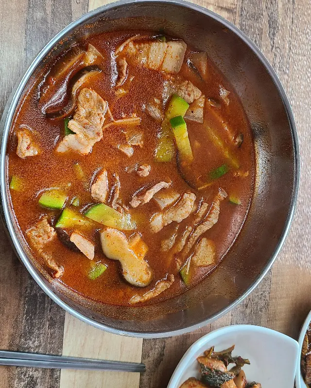 돼지고기가 듬뿍 들어간 얼큰한 수제비