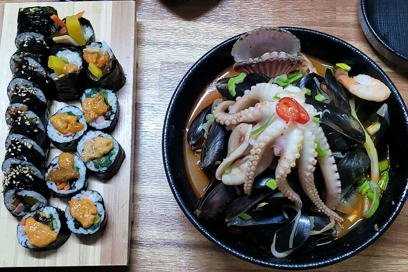 해산물이 푸짐하게 들어간 해물라면