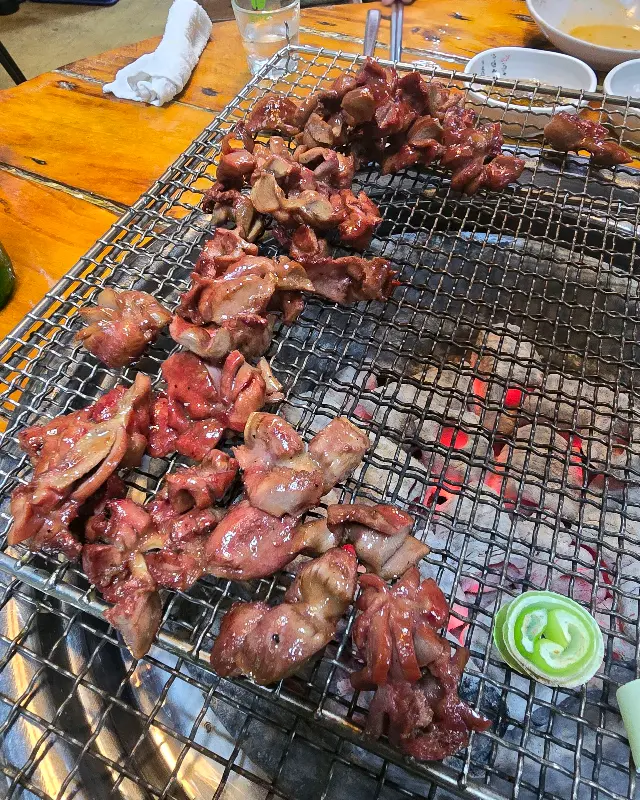 숯불 위에서 노릇노릇하게 구워지는 꼼장어