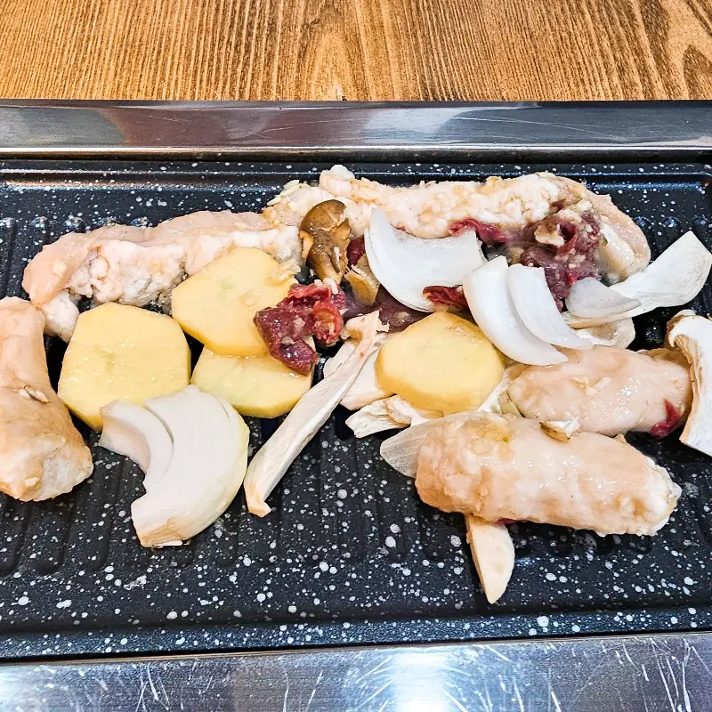 곱창과 함께 구워지는 버섯, 양파, 감자