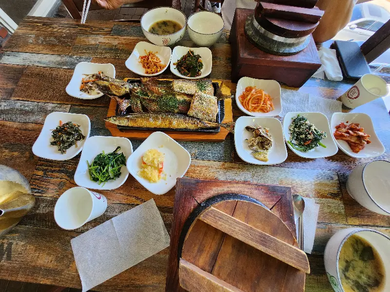 정갈하게 차려진 반찬들과 솥밥