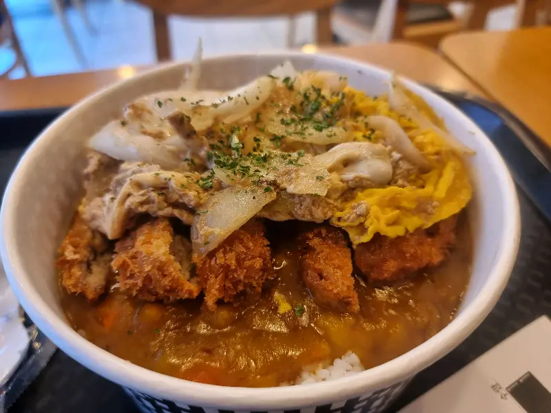 푸짐한 양을 자랑하는 돈까스 덮밥