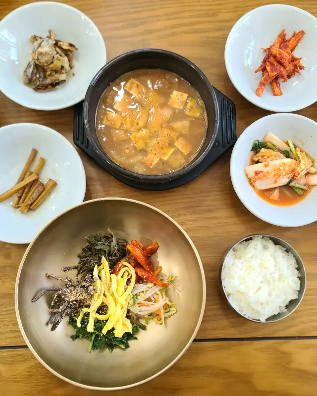 푸짐한 산채비빔밥 한 상 차림