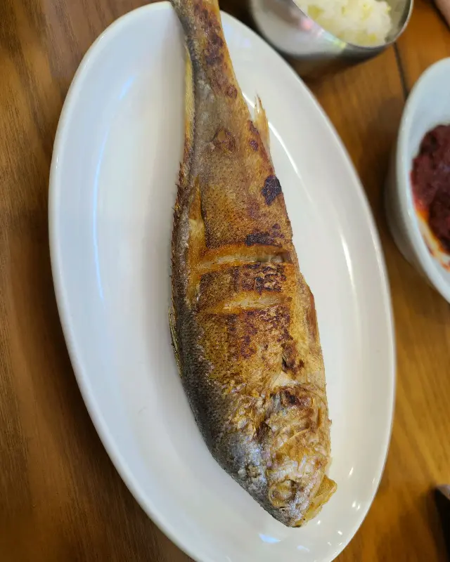 노릇하게 구워진 생선구이