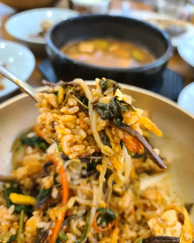 채소가 가득한 산채비빔밥