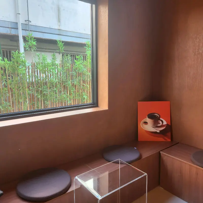 창밖이 보이는 아늑한 자리