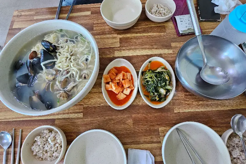 칼국수와 함께 제공되는 반찬