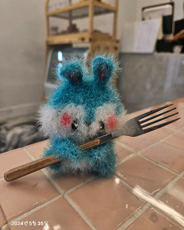 테이블 위의 뜨개질 토끼 인형