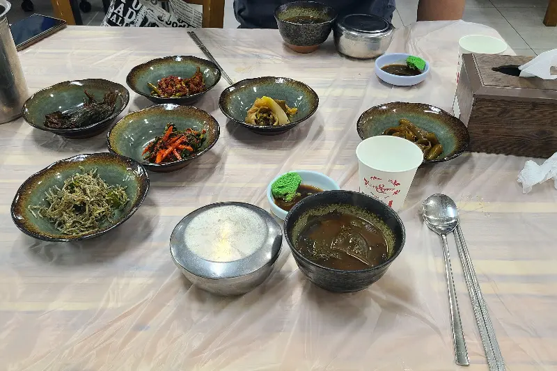 정갈하게 차려진 밑반찬