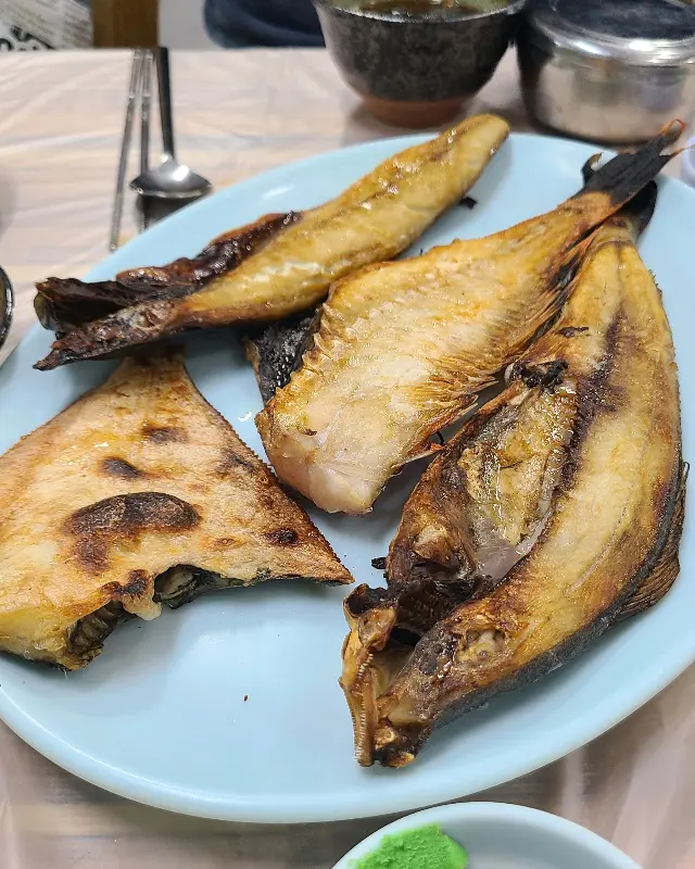 노릇노릇 구워진 생선구이