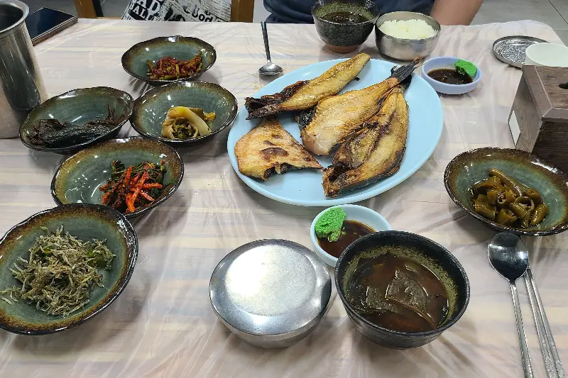다양한 밑반찬과 생선구이