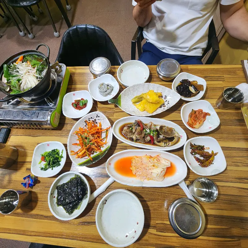 한상 가득 차려진 낙지볶음 정식