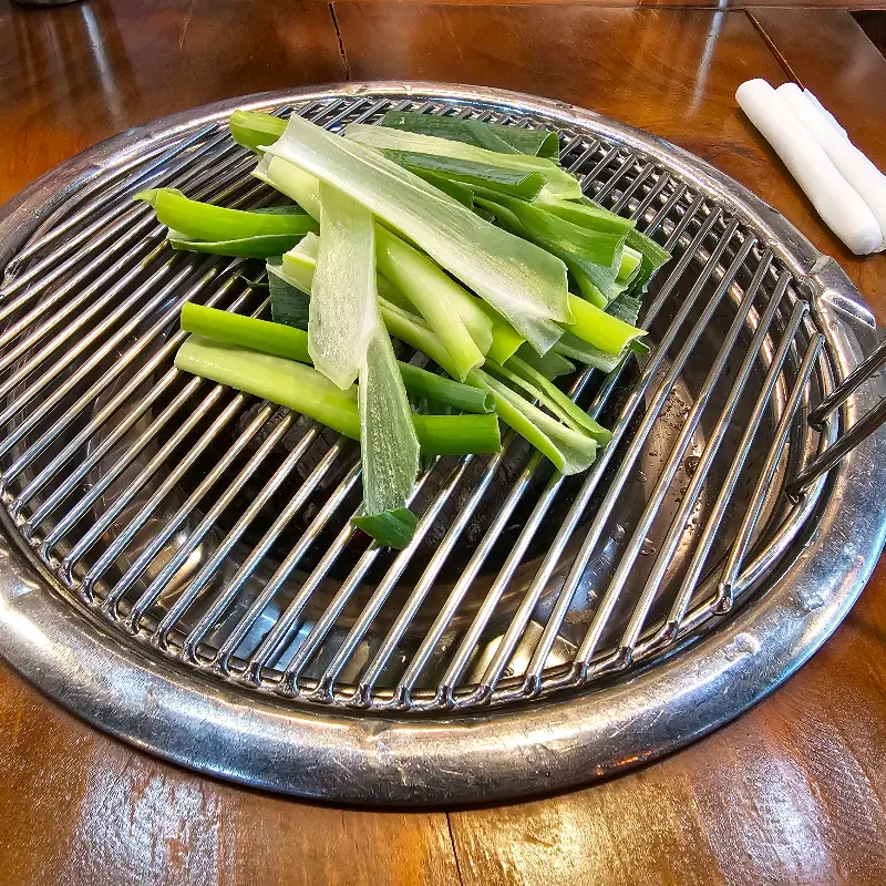 숯불 위에 구워지는 대파